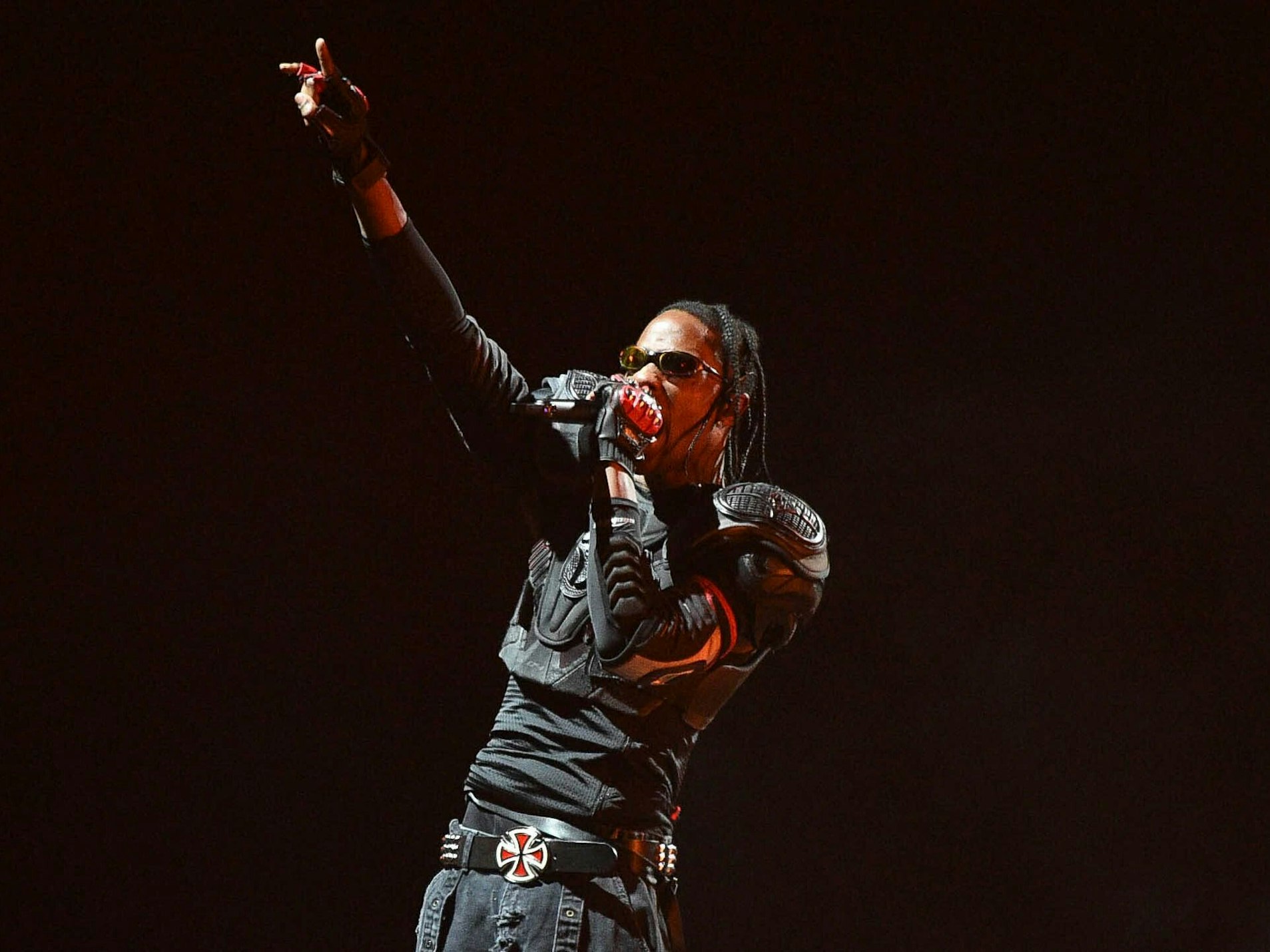 Travis Scott singt auf der Bühne.
