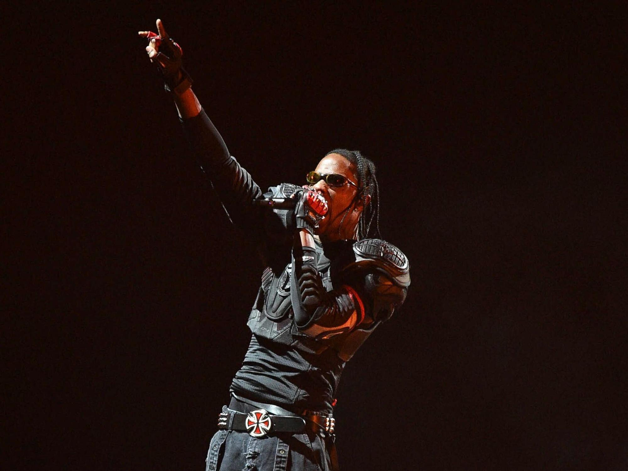 Travis Scott singt auf der Bühne.