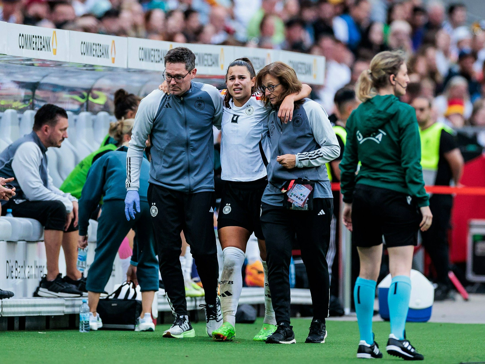 Lena Oberdorf muss unter Schmerzen vom Platz getragen werden.