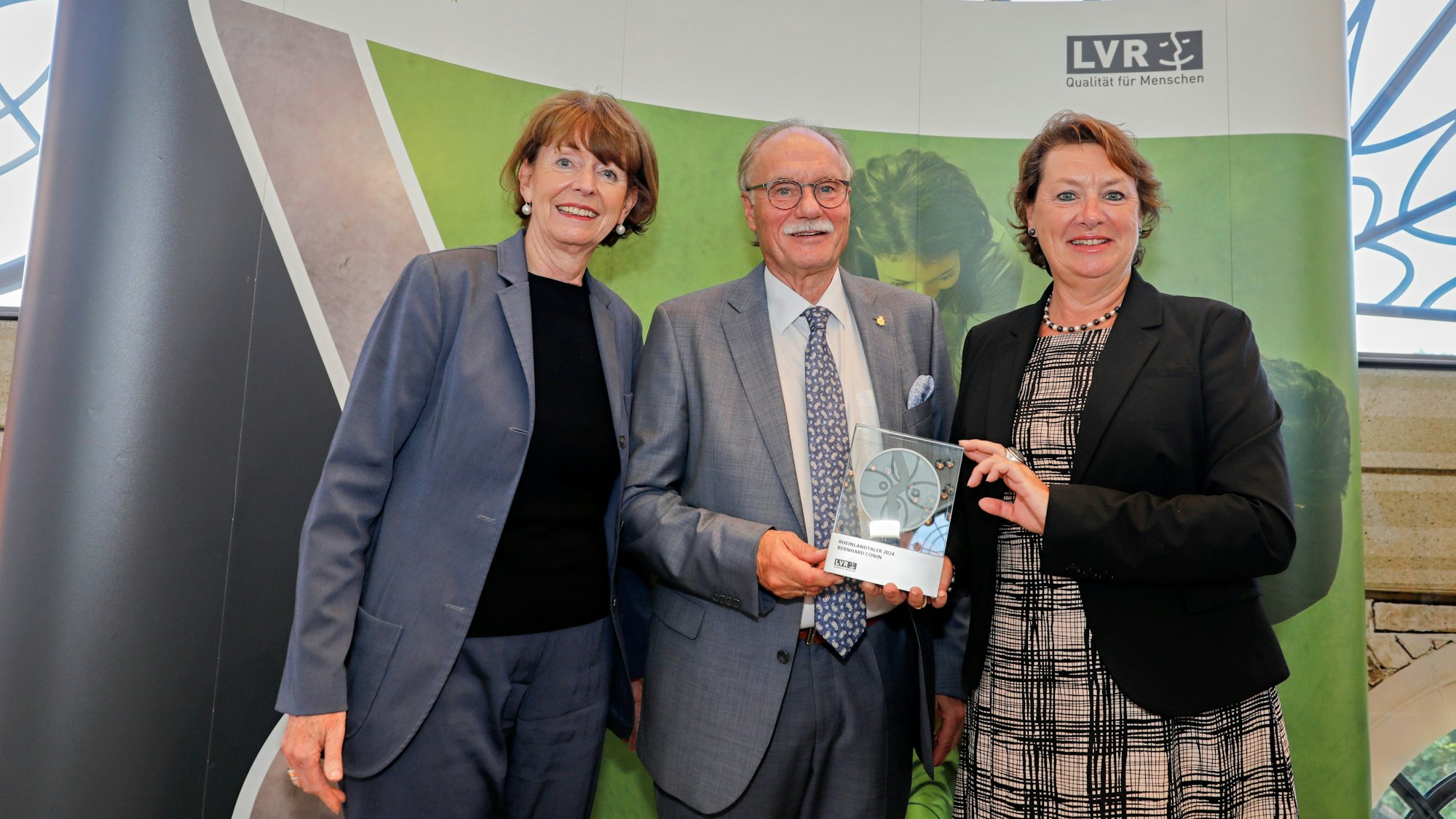 Bernhard Conin mit Anne Henk-Hollstein und Oberbürgermeisterin Henriette Reker.