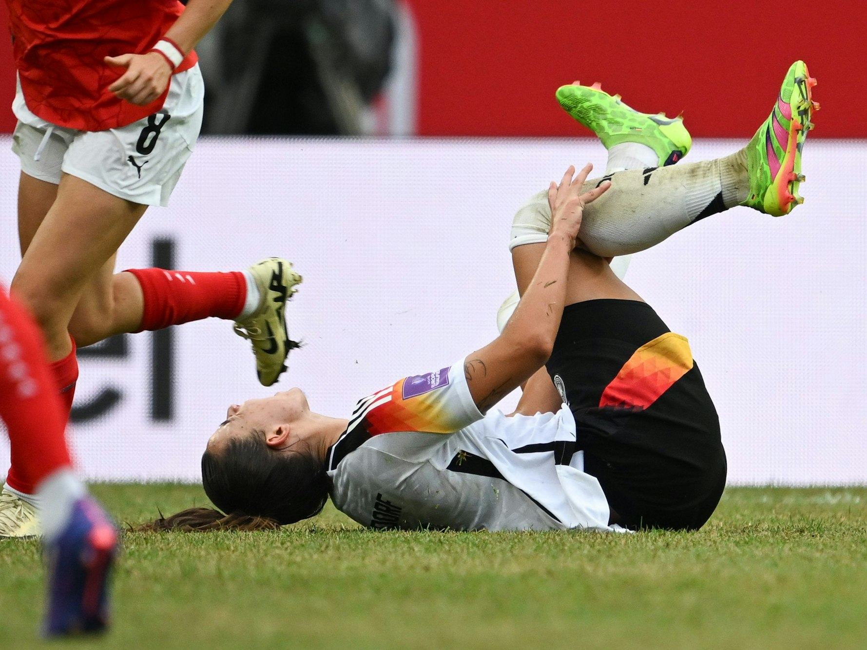 Deutschlands Lena Oberdorf geht nach einem Zweikampf zu Boden.