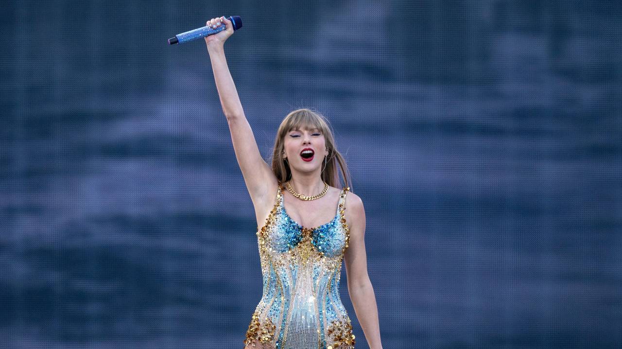 Taylor Swift tritt während ihrer Eras Tour im Murrayfield Stadium in Edinburgh auf.