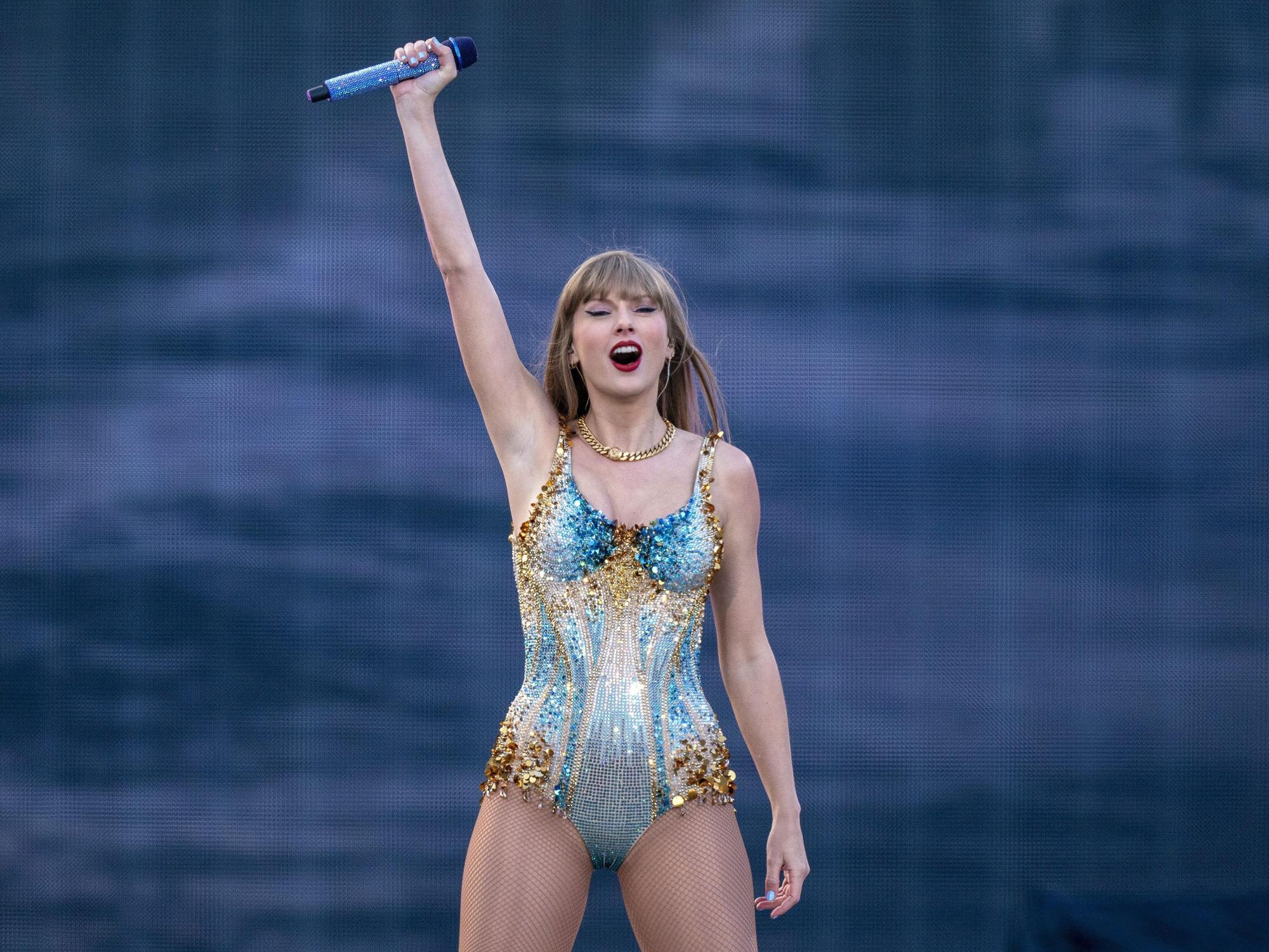 Taylor Swift tritt während ihrer Eras Tour im Murrayfield Stadium in Edinburgh auf.