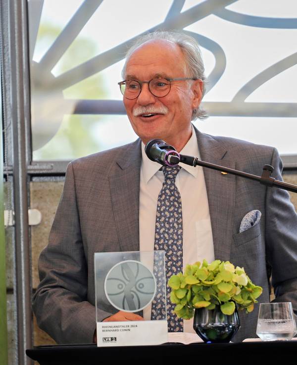 Bernhard Conin mit dem Rheinlandtaler.
