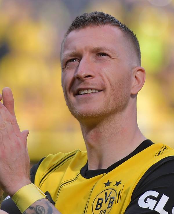 Marco Reus klatscht bei seinem letzten Bundesliga-Einsatz für Borussia Dortmund dankbar in Richtung Fans.