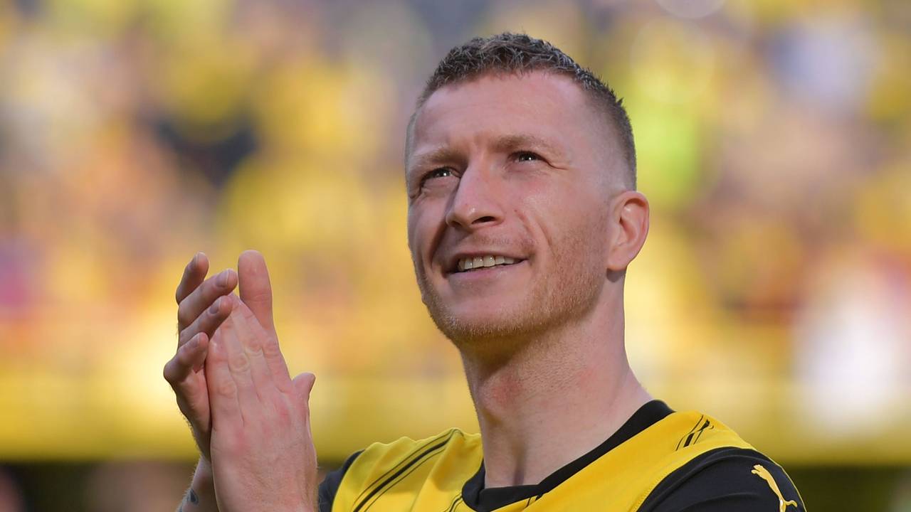 Marco Reus klatscht bei seinem letzten Bundesliga-Einsatz für Borussia Dortmund dankbar in Richtung Fans.