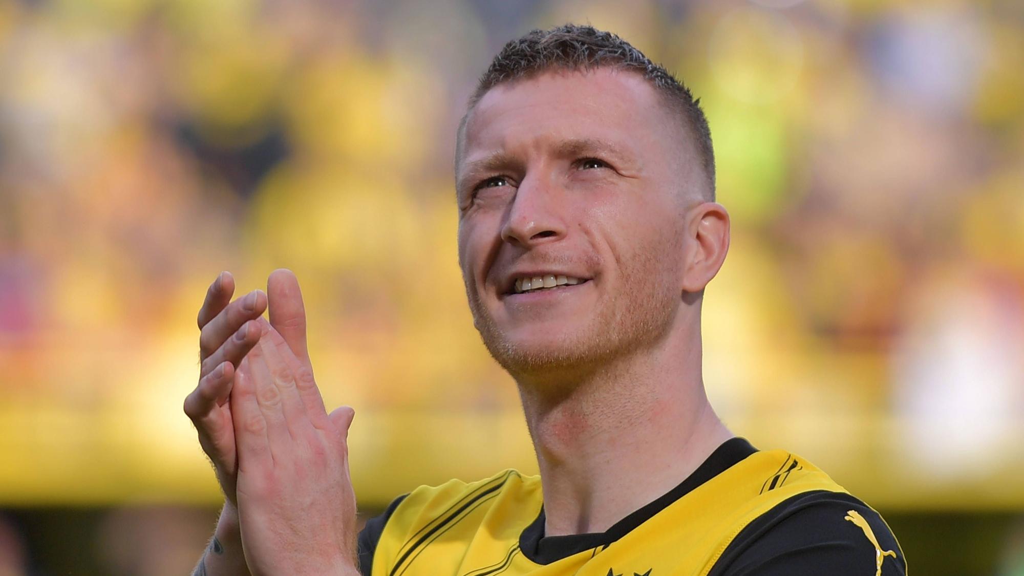 Marco Reus klatscht bei seinem letzten Bundesliga-Einsatz für Borussia Dortmund dankbar in Richtung Fans.