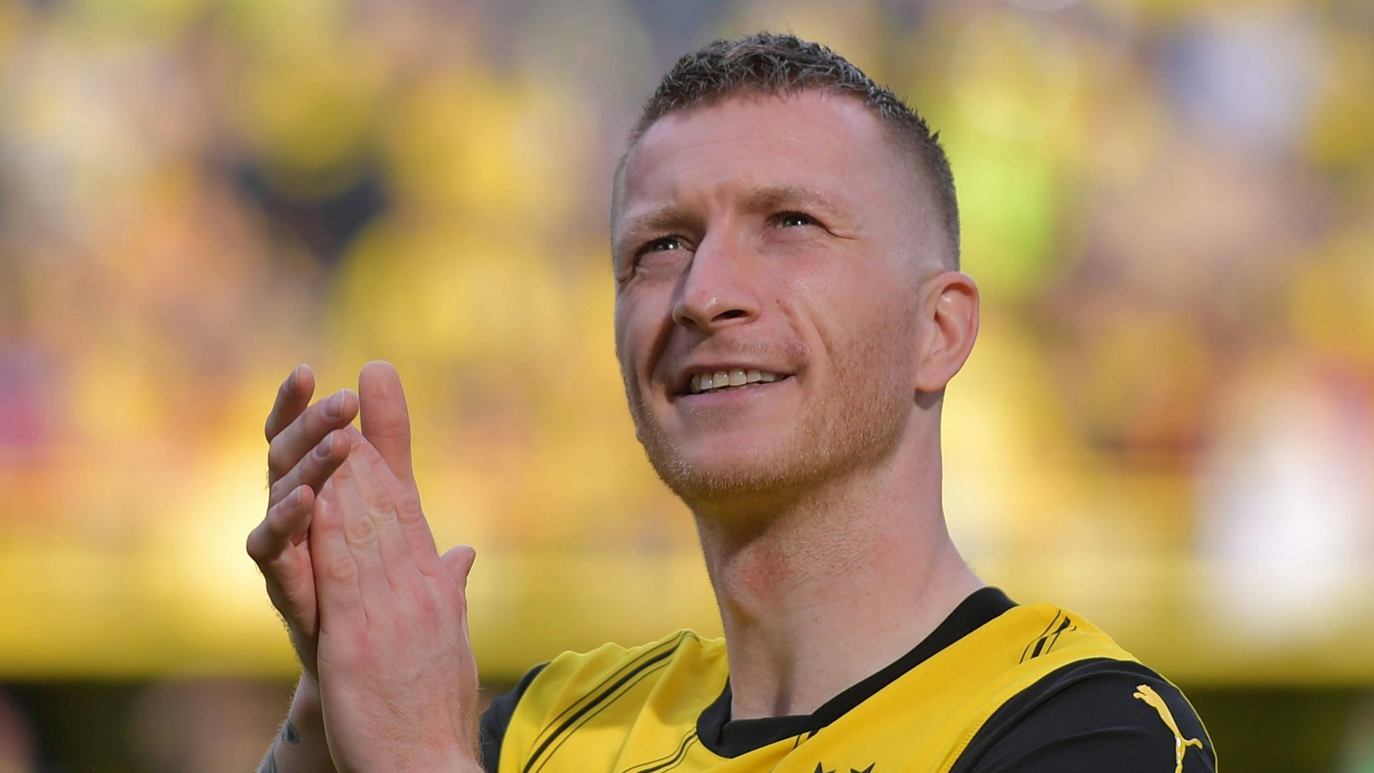 Marco Reus klatscht bei seinem letzten Bundesliga-Einsatz für Borussia Dortmund dankbar in Richtung Fans.