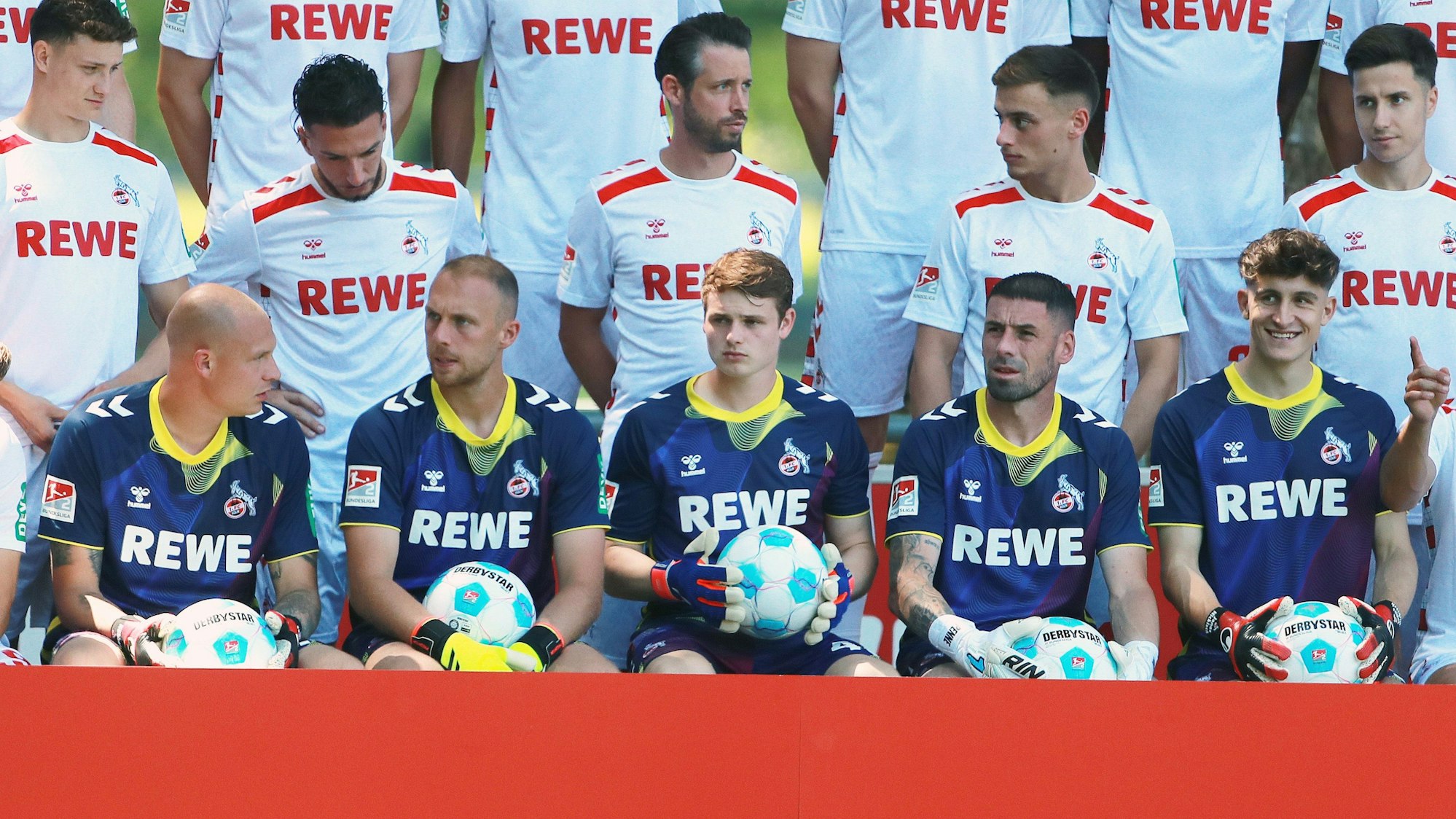 Matthias Köbbing, Marvin Schwäbe, Jonas Urbig, Philipp Pentke, Jonas Nickisch (1. FC Köln) beim Mannschafts-Shooting.