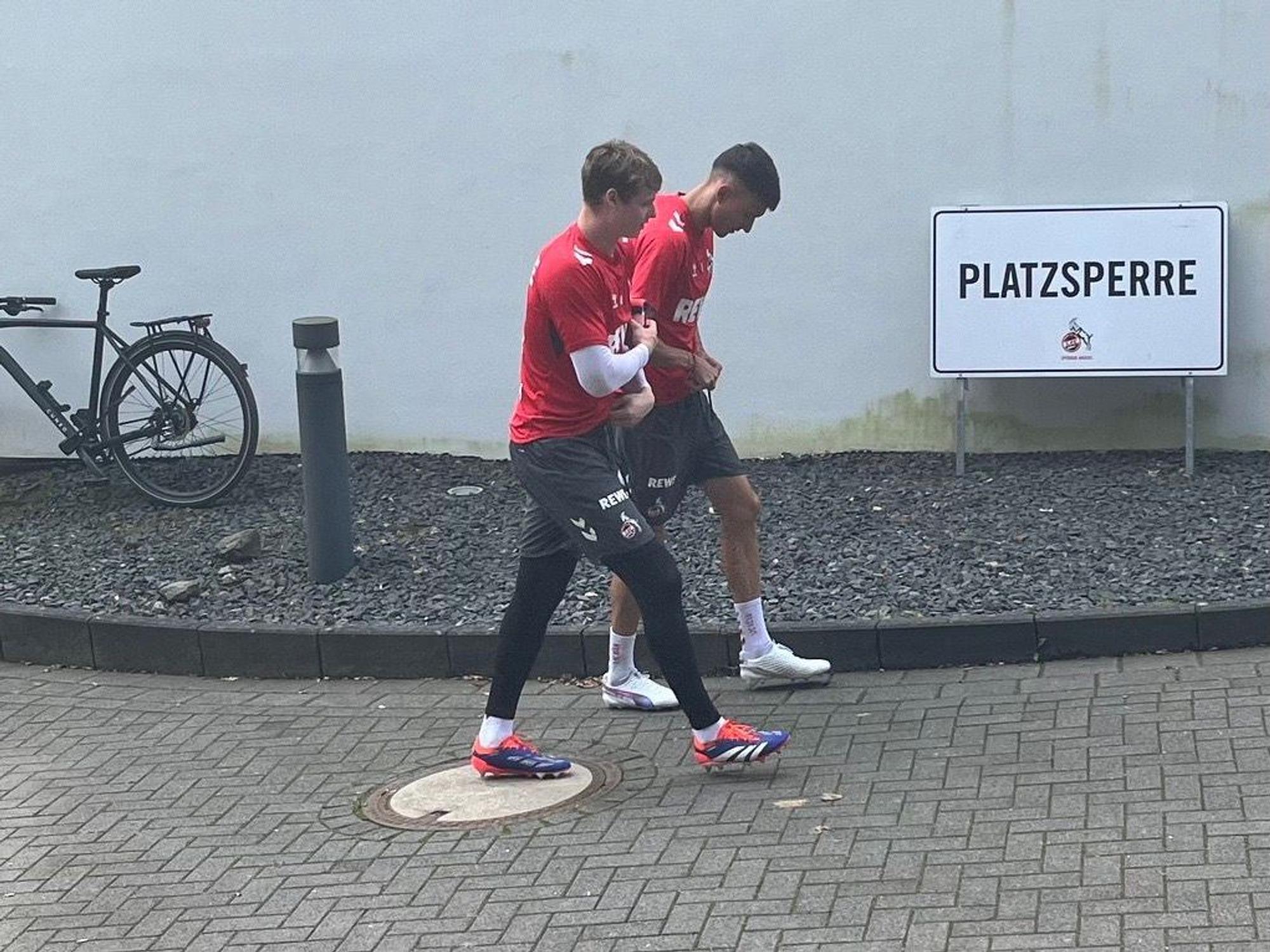 Jonas Urbig und Dejan Ljubicic am Donnerstag (18. Juli 2024) auf dem Weg zum FC-Training.