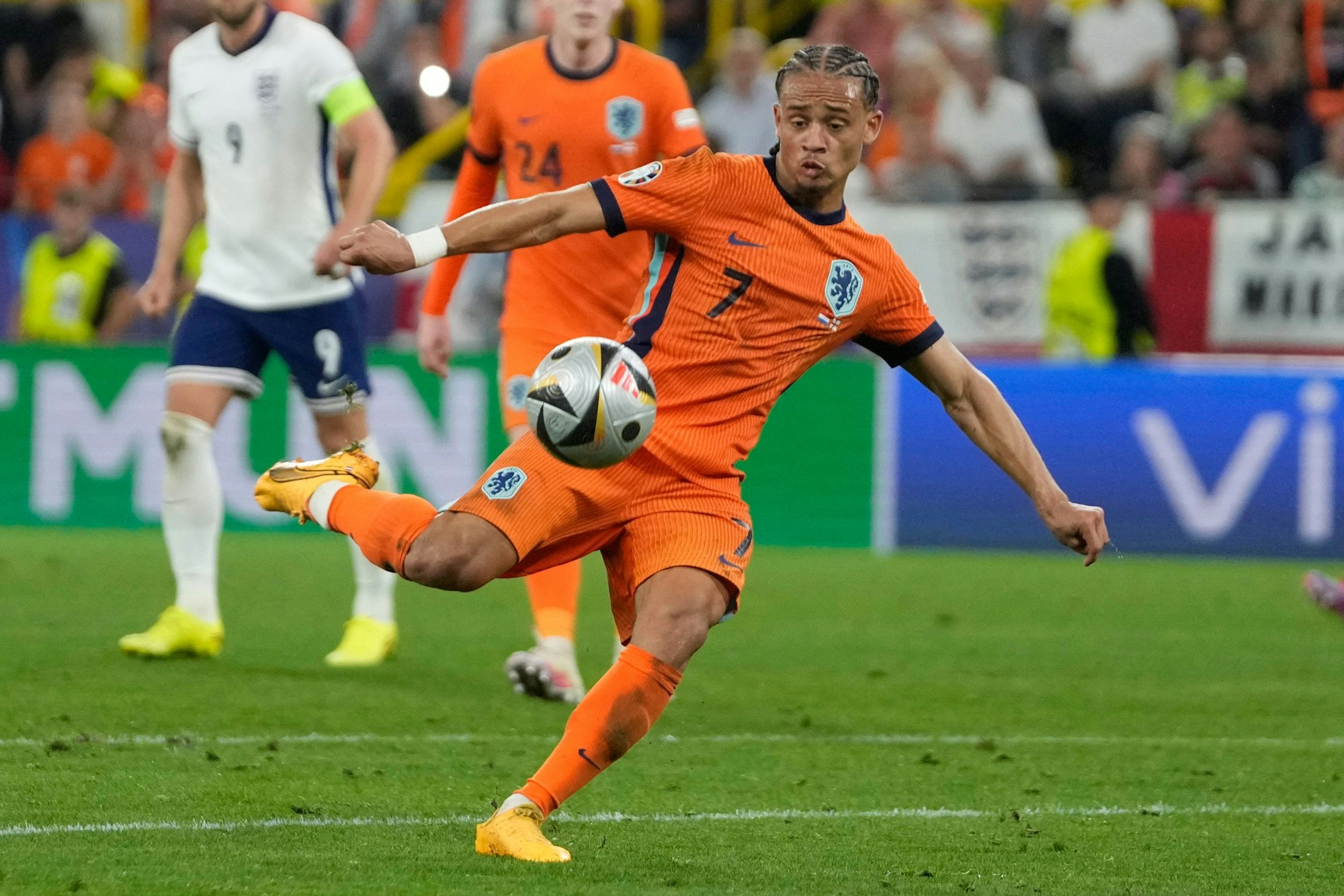 Xavi Simons schießt den Ball im Niederlande-Trikot.