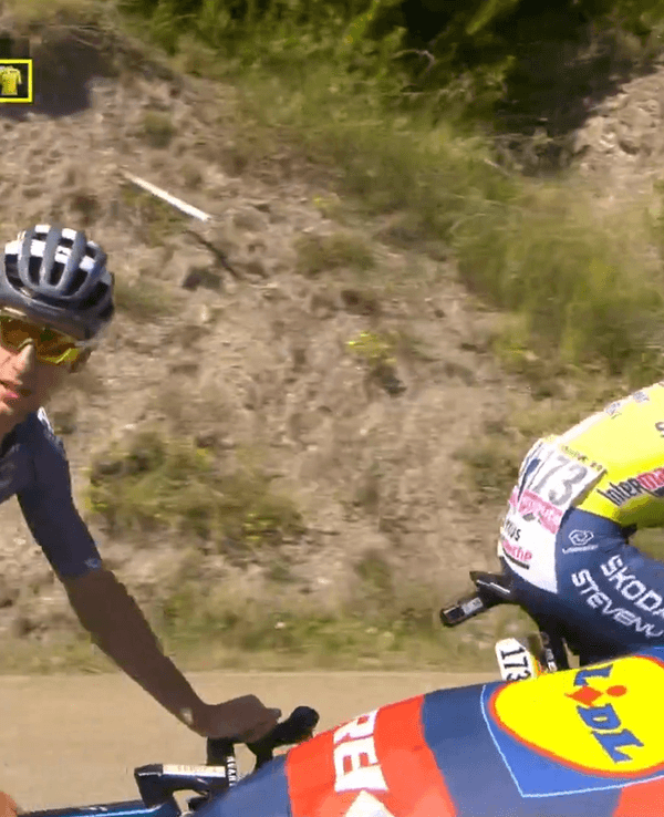 Auf der 18. Etappe der Tour de France 2024 wurde am Donnerstag (18. Juli 2024) eine M&Ms-Tüte rumgereicht.