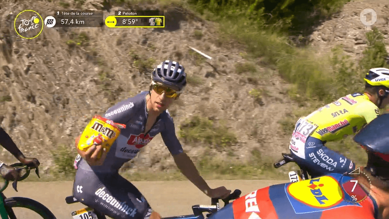 Auf der 18. Etappe der Tour de France 2024 wurde am Donnerstag (18. Juli 2024) eine M&Ms-Tüte rumgereicht.