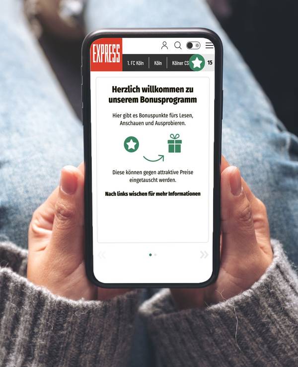 Eine Person hält ein Handy mit dem Bonusprogramm von EXPRESS.de