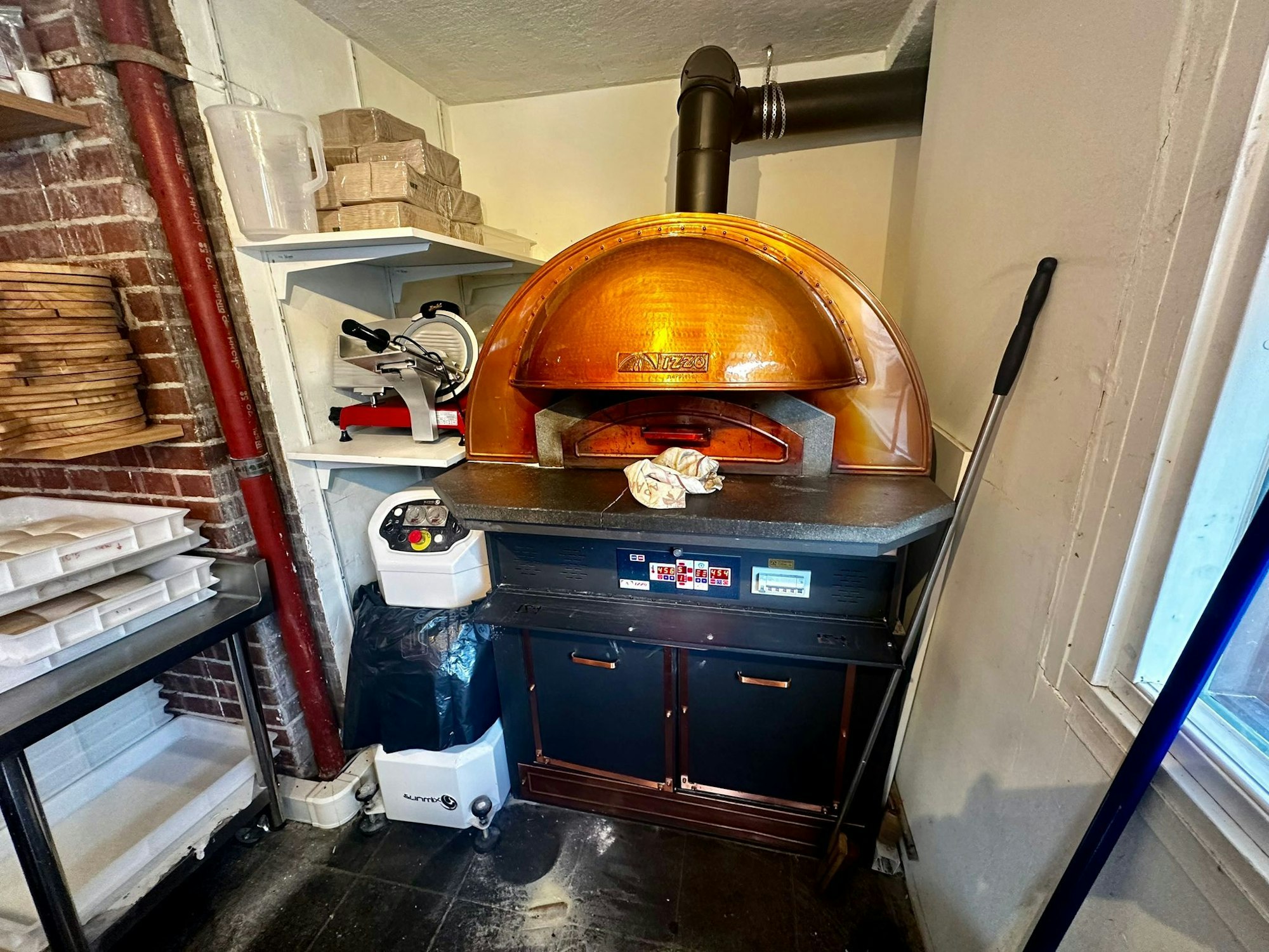 Der Pizzaofen im Marienburger Büdchen.