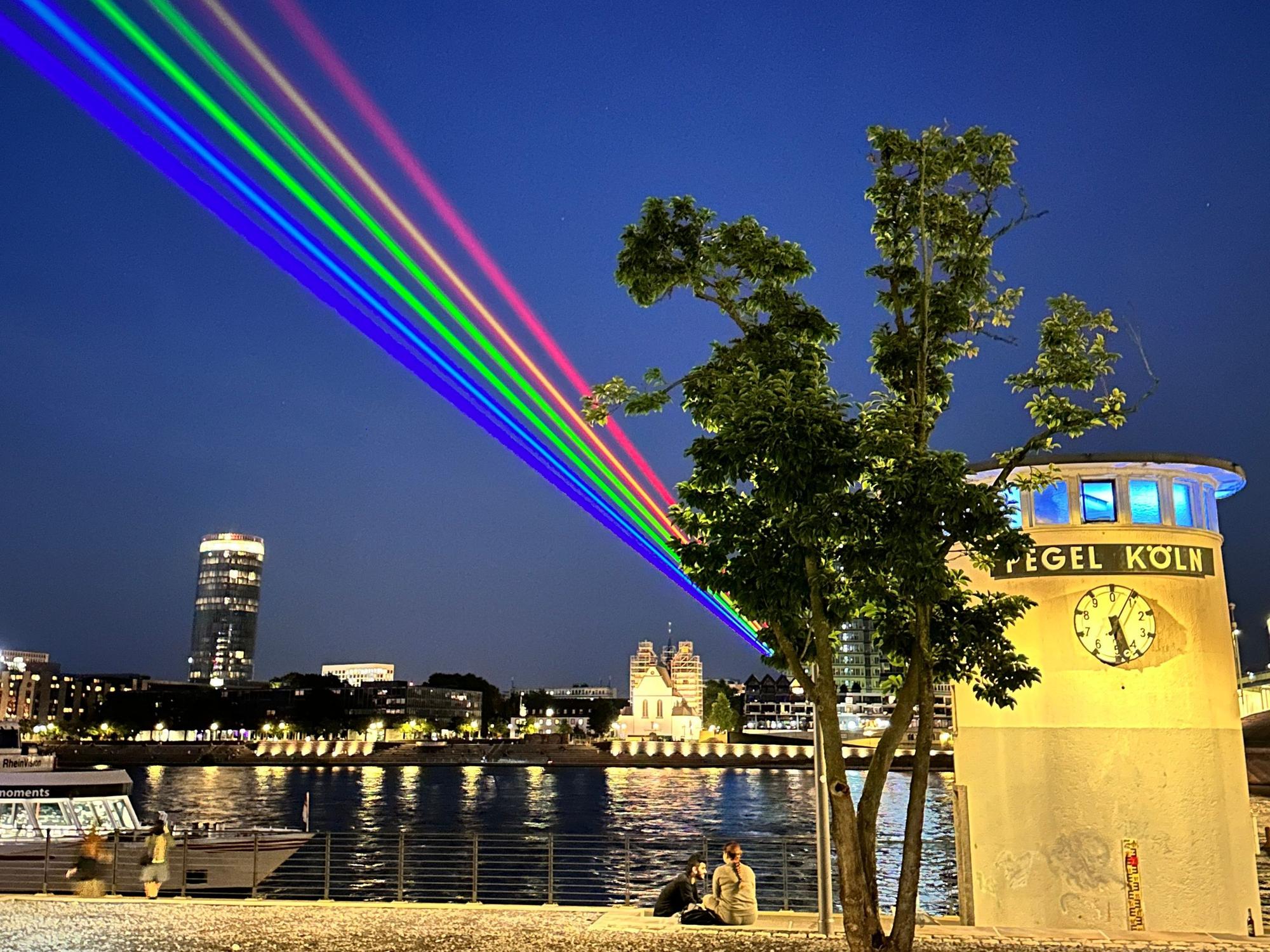 Laser Regenbogen strahlt über Köln