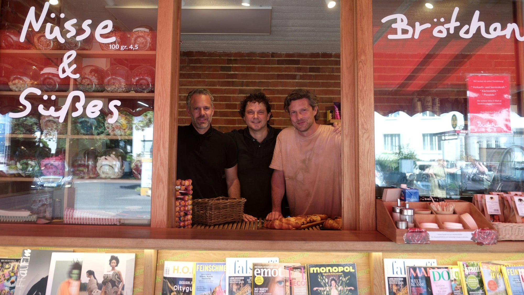 Die Betreiber Ben Ruedinger, Anton Jurina und Sven-Oliver Pink stehen in ihrem Büdchen.