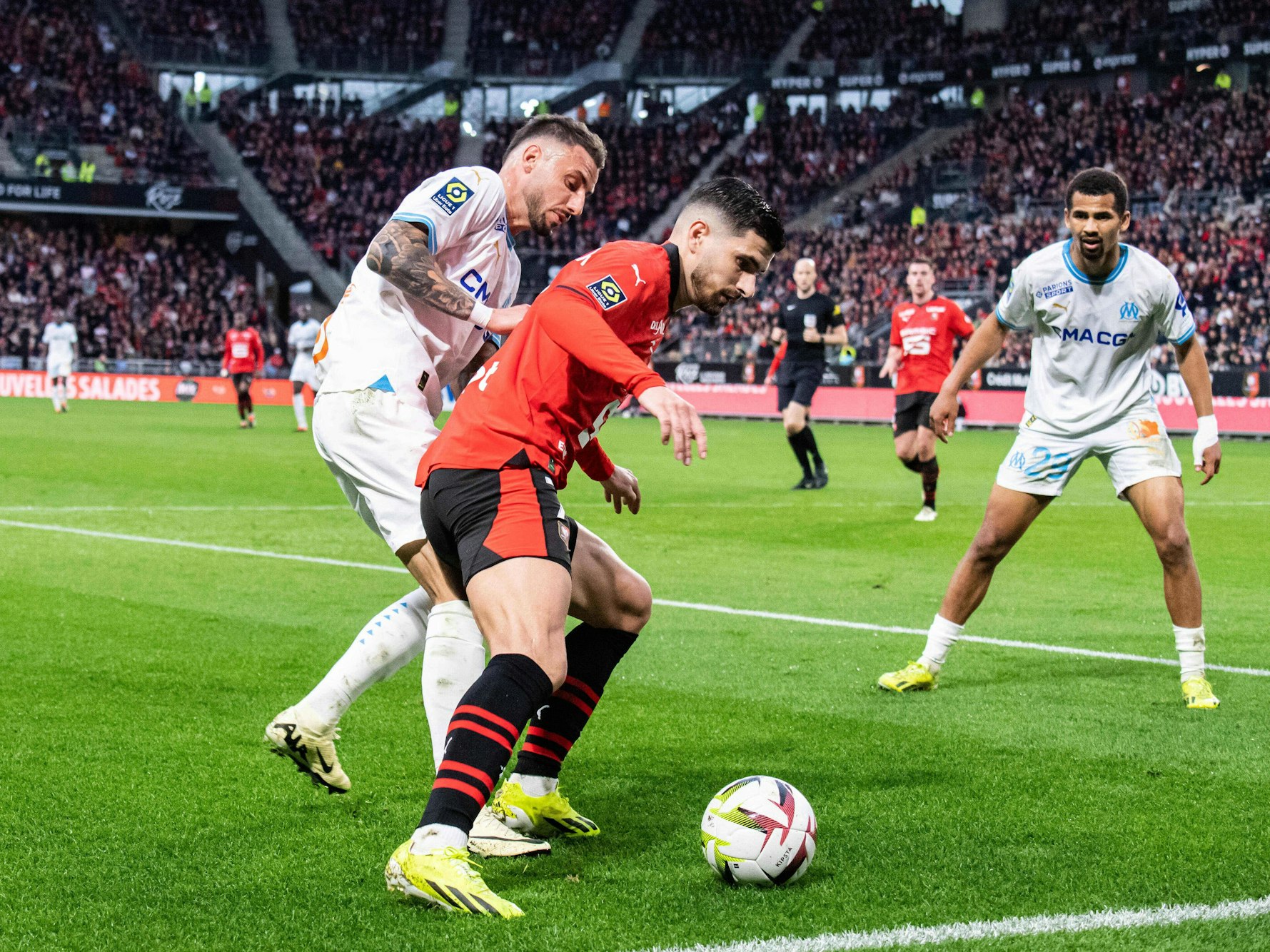 Martin Terrier am Ball.