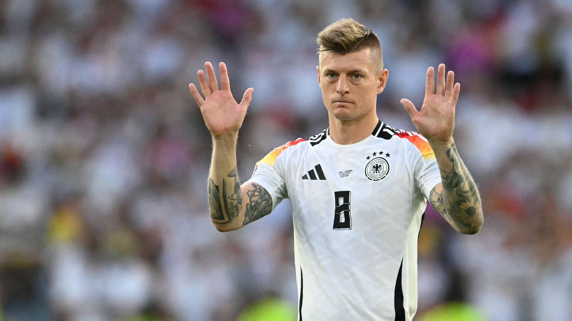 Toni Kroos verabschiedet sich von den Fans.