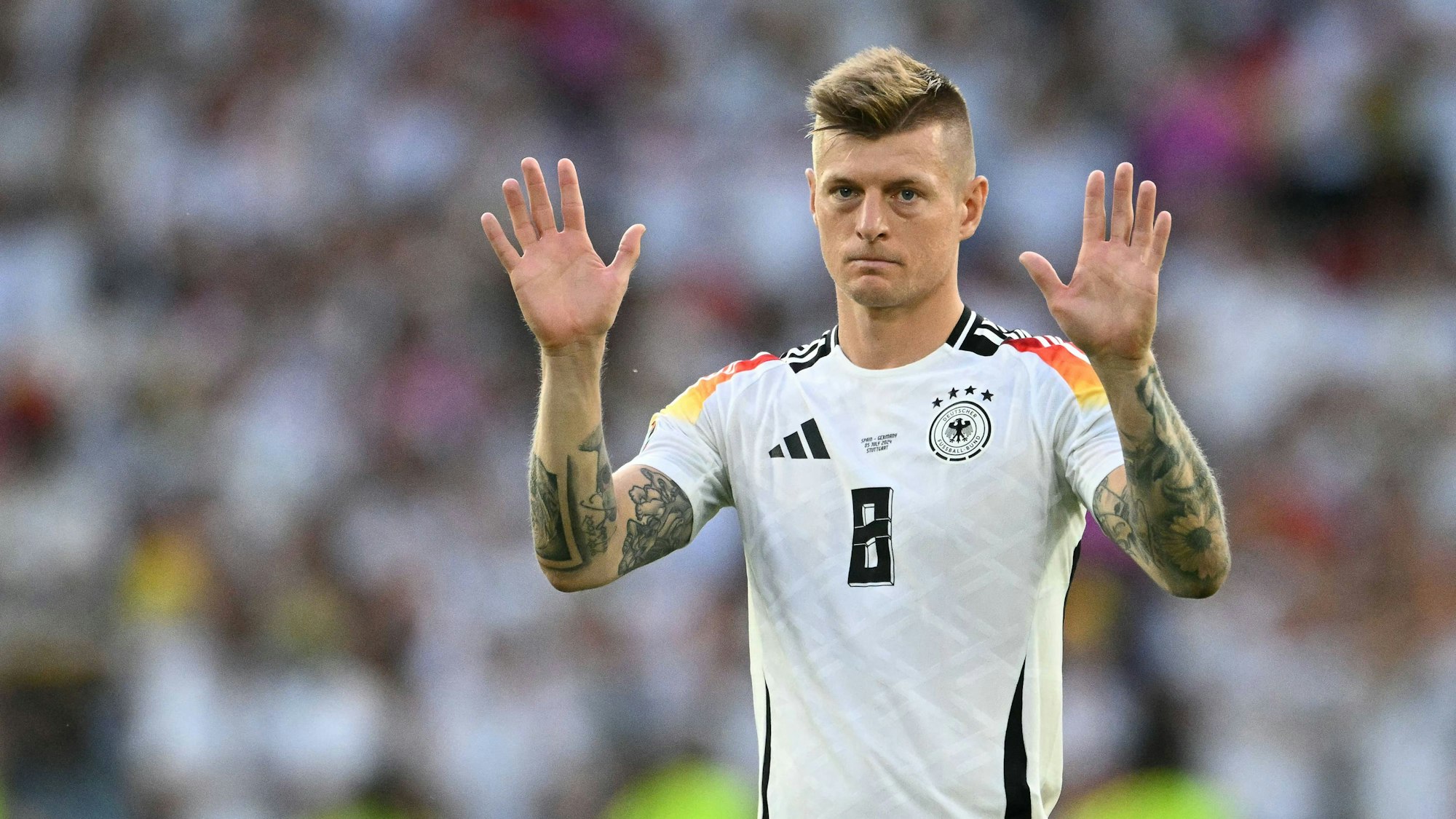 Toni Kroos verabschiedet sich von den Fans.