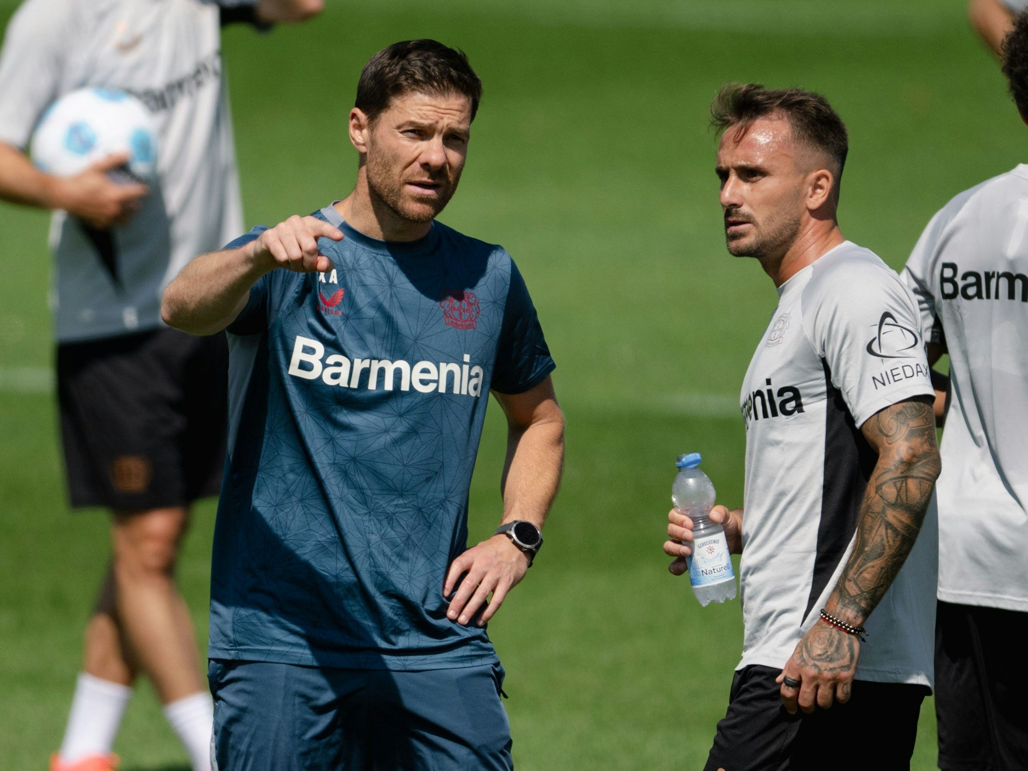 Bayer-Trainer Xabi Alonso (l) spricht am 15. Juli 2024 mit Aleix Garcia.