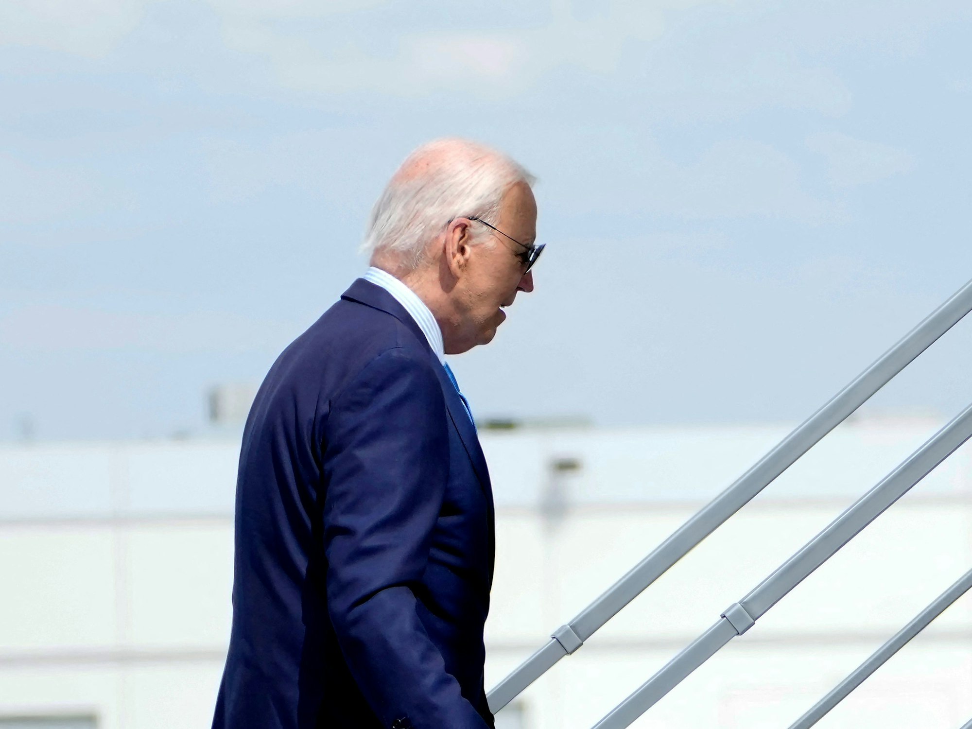 Joe Biden muss seine Wahlkampftour abbrechen, der Druck auf ihn steigt. Das Foto zeigt ihn am 17. Juli, wie er die Air Force One in Las Vegas besteigt.