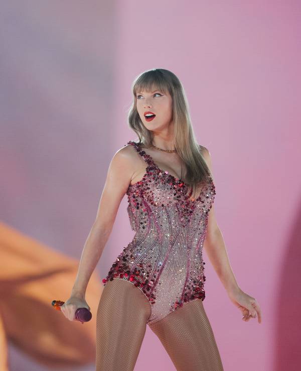 Sängerin Taylor Swift steht am 17. Juli 2024 zum ersten Deutschlandkonzert im Rahmen der „The Eras Tour“ in der Veltins-Arena in Gelsenkirchen auf der Bühne.