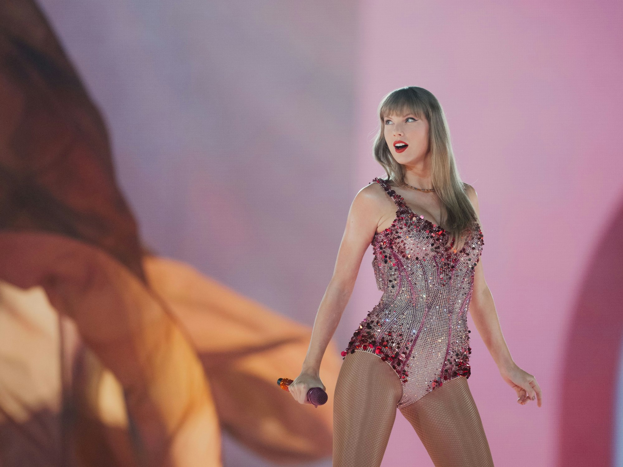 Sängerin Taylor Swift steht am 17. Juli 2024 zum ersten Deutschlandkonzert im Rahmen der „The Eras Tour“ in der Veltins-Arena in Gelsenkirchen auf der Bühne.