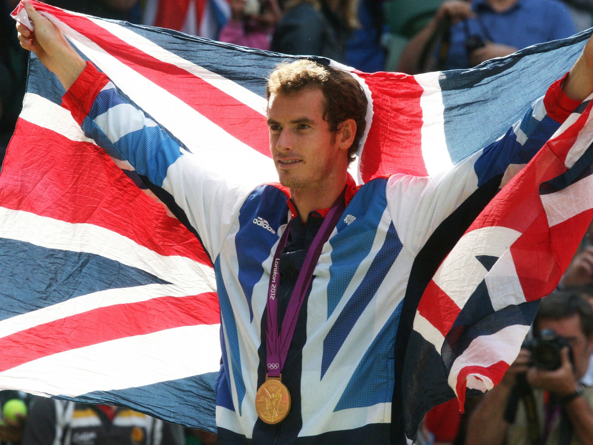 Andy Murray jubelt mit britischer Flagge und Goldmedaille.