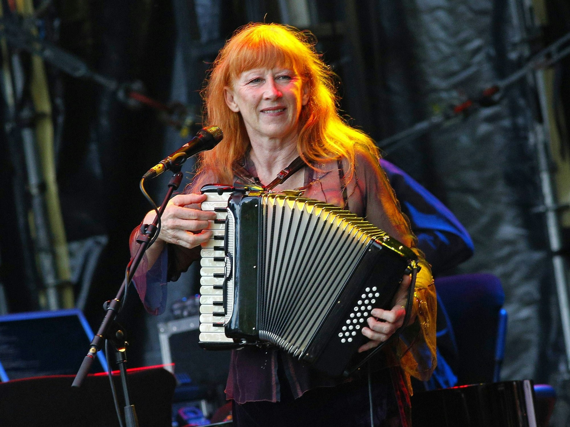 Loreena McKennitt spielt Akkordeon.