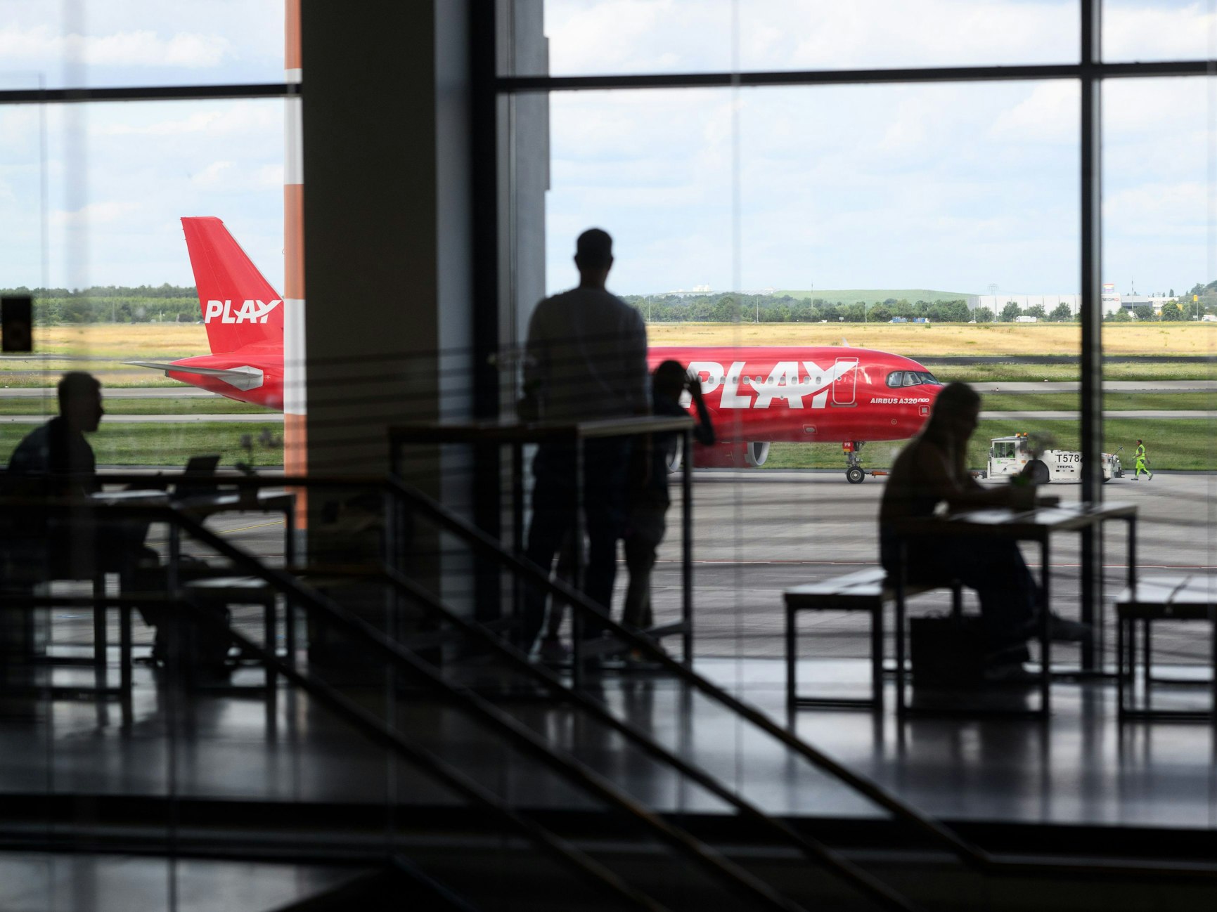 Fluggäste warten im Terminal 2 des Flughafen Berlin Brandenburg (BER).
