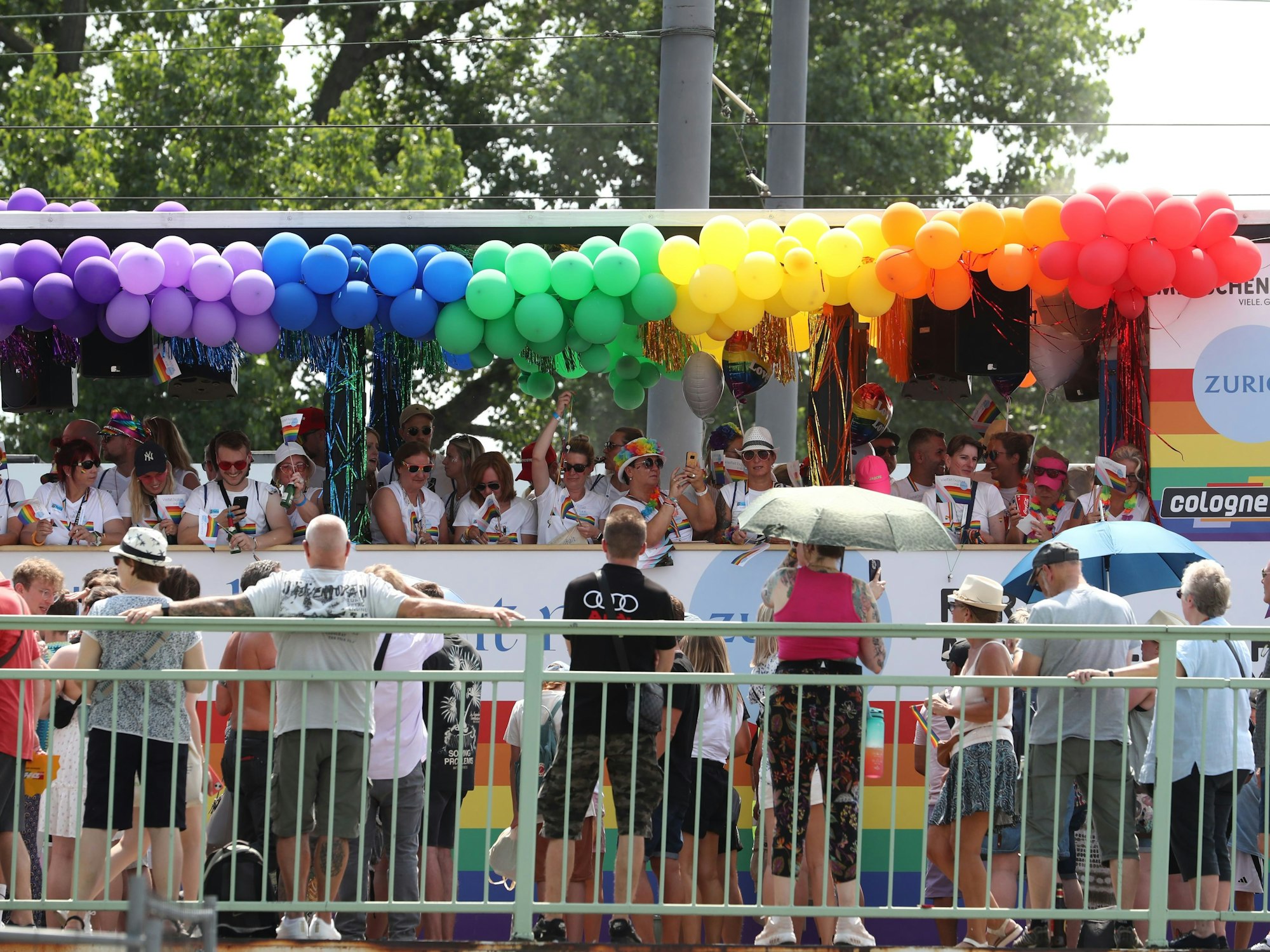 Ein Wagen auf der CSD-Parade 2023.
