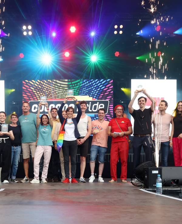 „QueerNight“ powered by Express und Radio Köln: Auf der Bühne Heumarkt des Straßenfests des ColognePride wurden von 19.50 Uhr bis 20.00 Uhr die Express „Queer Awards“ verliehen.
