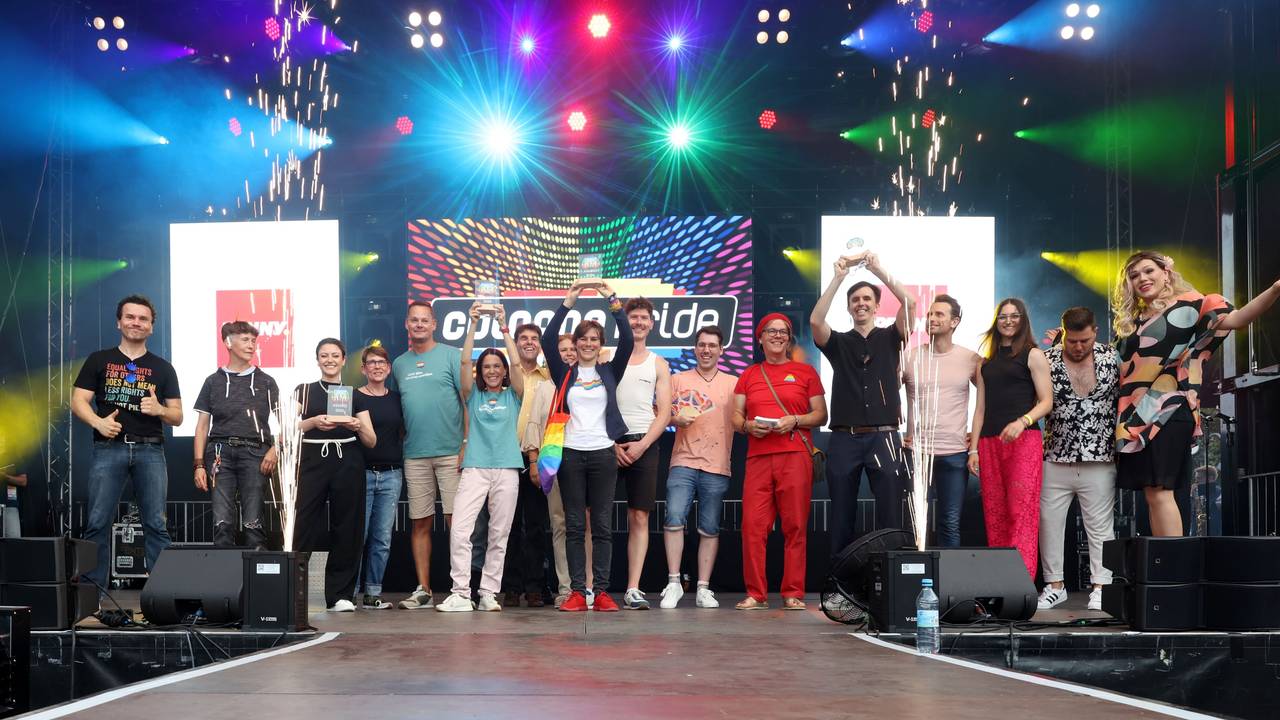 „QueerNight“ powered by Express und Radio Köln: Auf der Bühne Heumarkt des Straßenfests des ColognePride wurden von 19.50 Uhr bis 20.00 Uhr die Express „Queer Awards“ verliehen.