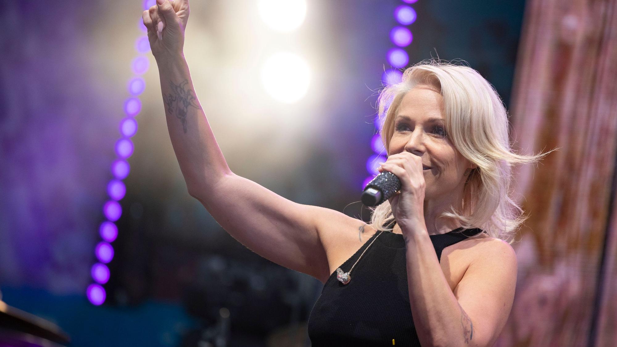Schlagersängerin Michelle (bürgerlich Tanja Hewer) singt bei der Eröffnung der Cranger Kirmes.