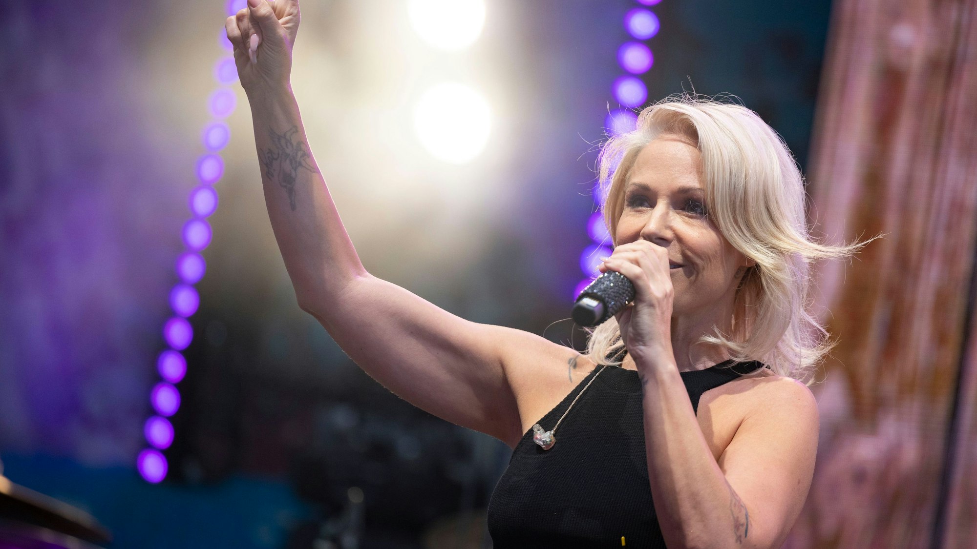 Schlagersängerin Michelle (bürgerlich Tanja Hewer) singt bei der Eröffnung der Cranger Kirmes.