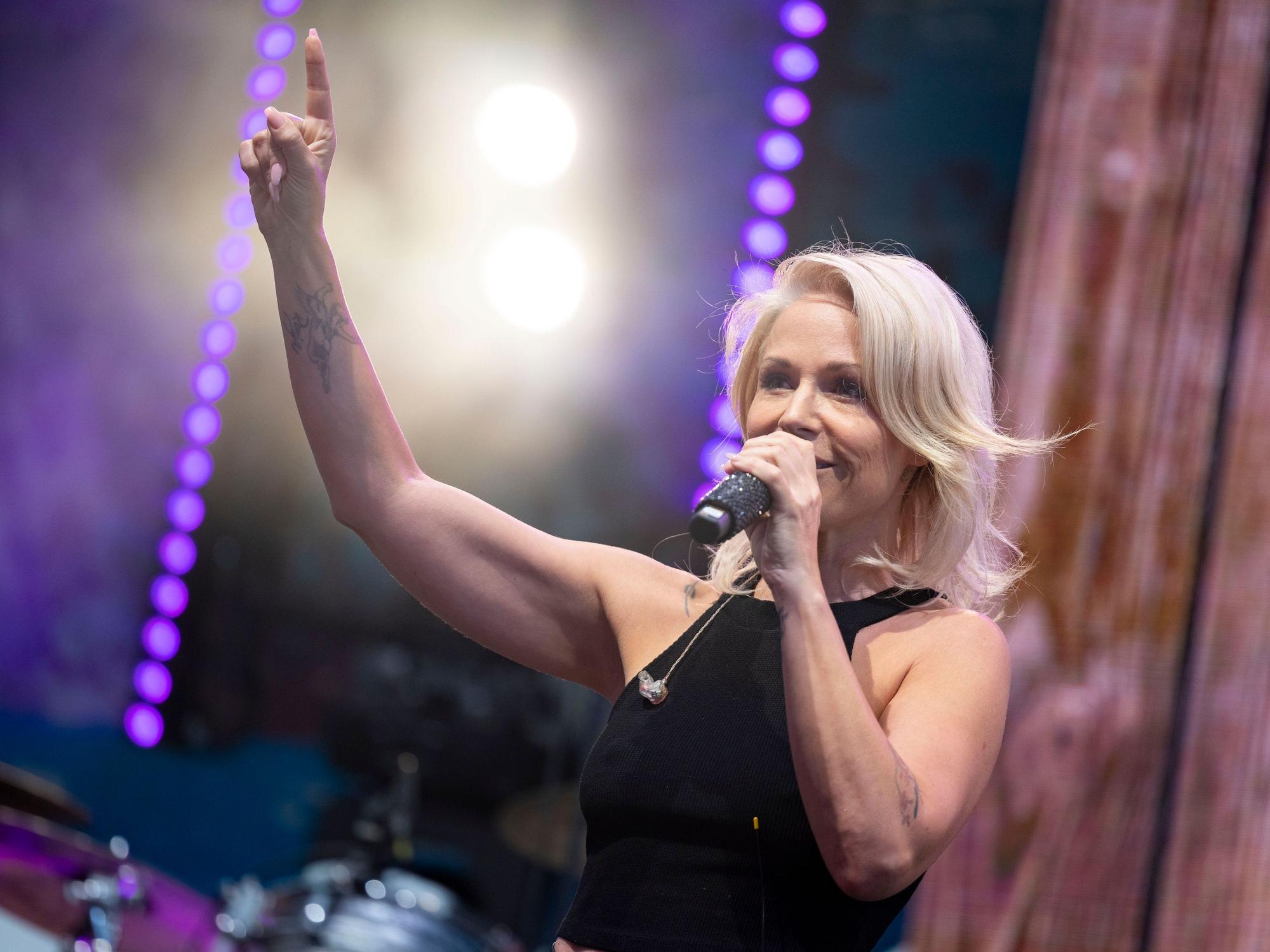Schlagersängerin Michelle (bürgerlich Tanja Hewer) singt bei der Eröffnung der Cranger Kirmes.