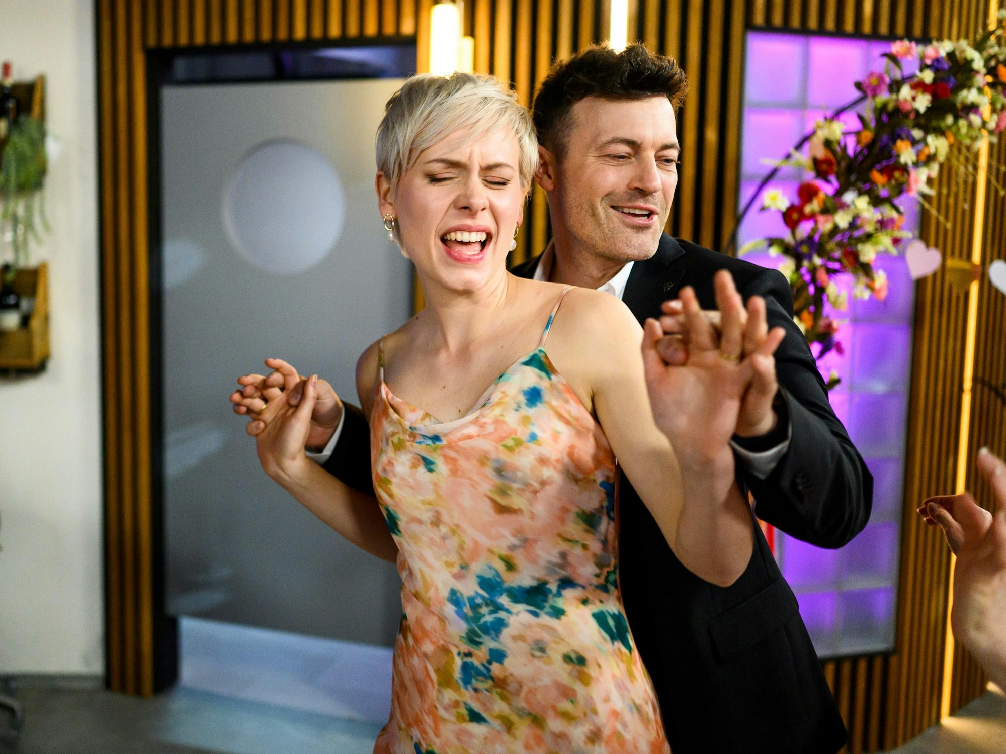 Kim (Jasmin Minz) und Ben (Jörg Rohde) feiern ausgelassen die Hochzeit von Daniela und Henning.