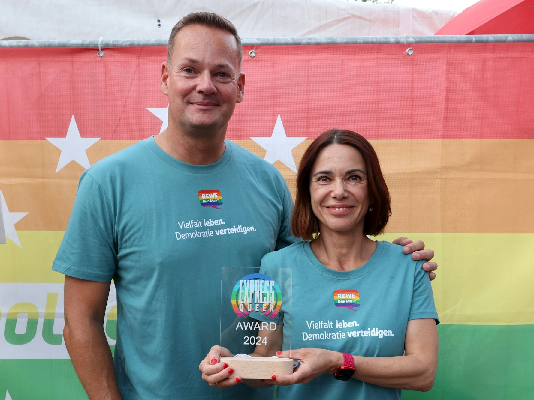 Frank Bartels und Ines Schurin von Rewe mit dem EXPRESS QUEER AWARD