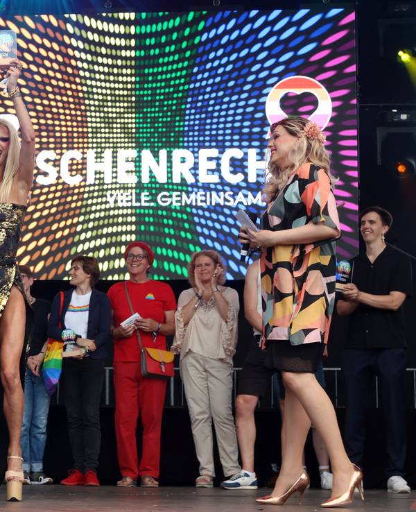 Dragqueen The Only Naomy freut sich auf der Bühne über den EXPRESS QUEER AWARD.