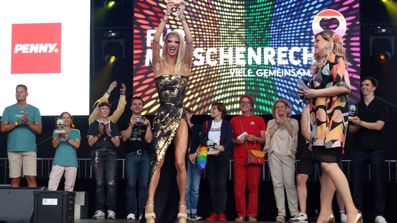 Dragqueen The Only Naomy freut sich auf der Bühne über den EXPRESS QUEER AWARD.