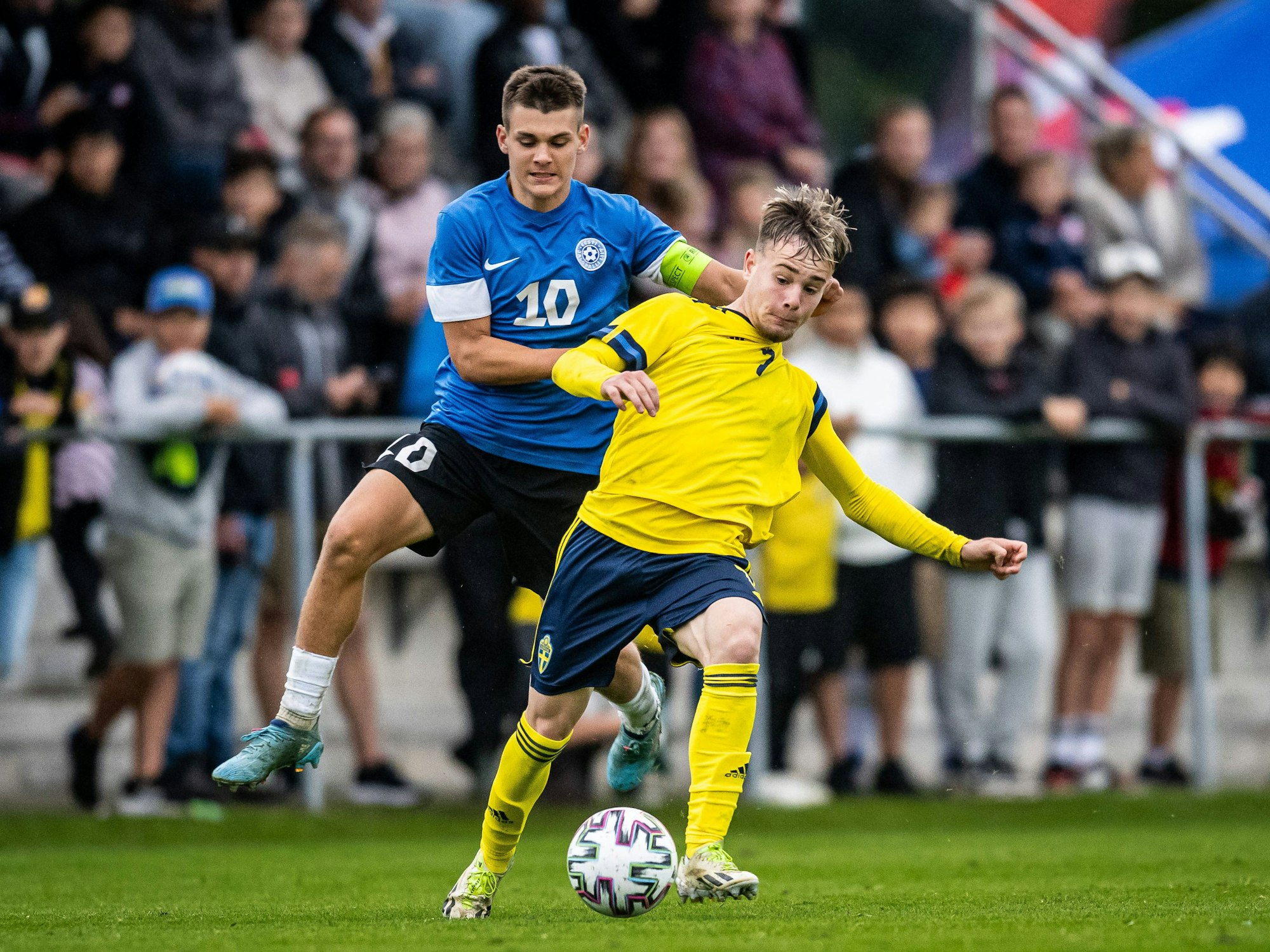 Estlands Patrik Kristal im Zweikampf.