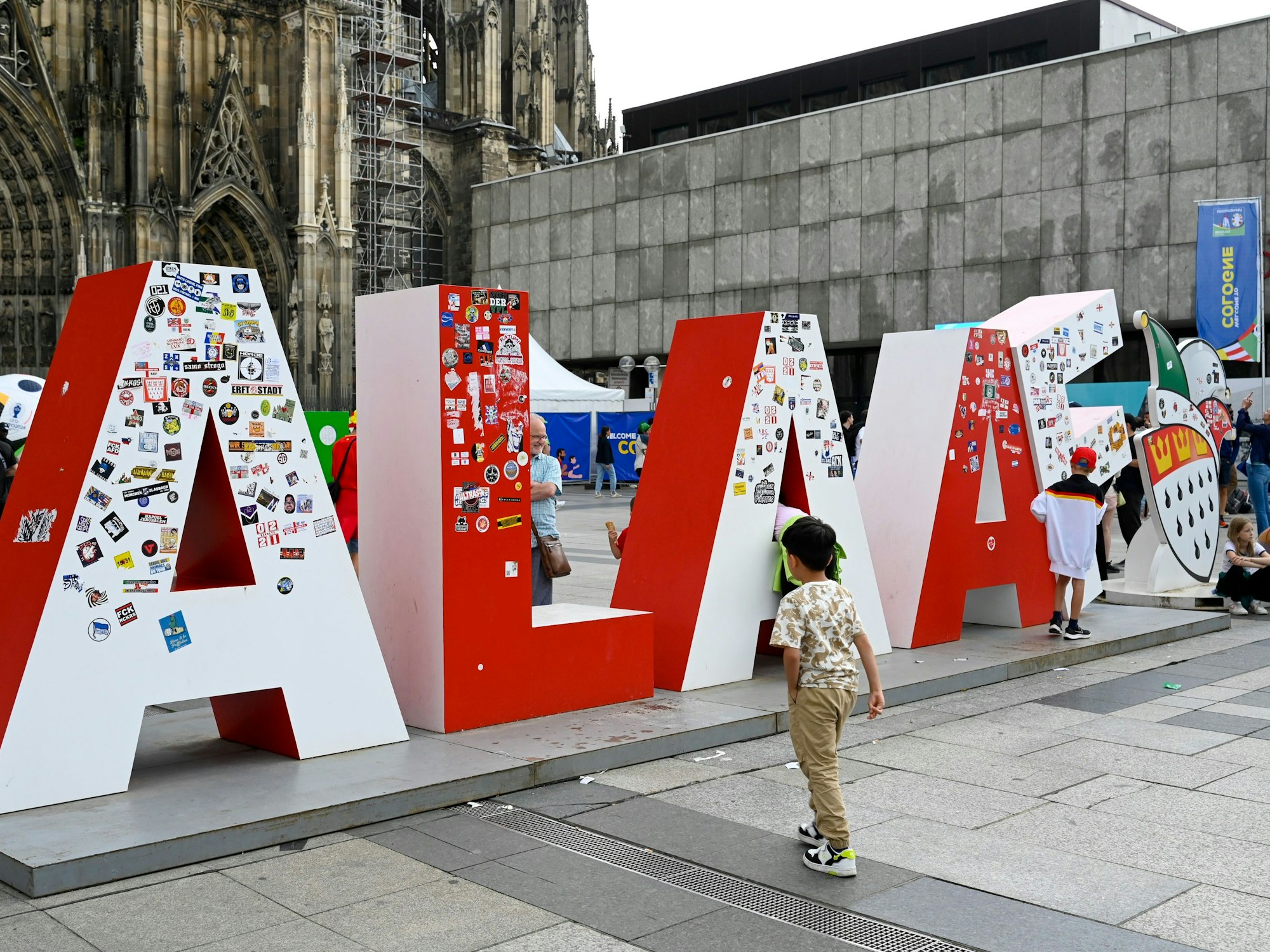 Der Alaaf-Schriftzug ist voller Aufkleber.