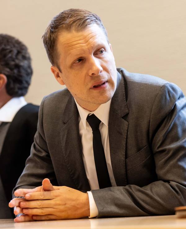 Oliver Pocher sitzt als Zeuge im Amtsgericht.