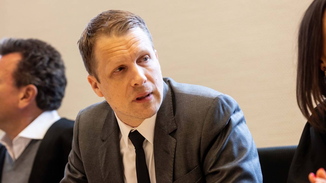 Oliver Pocher sitzt als Zeuge im Amtsgericht.
