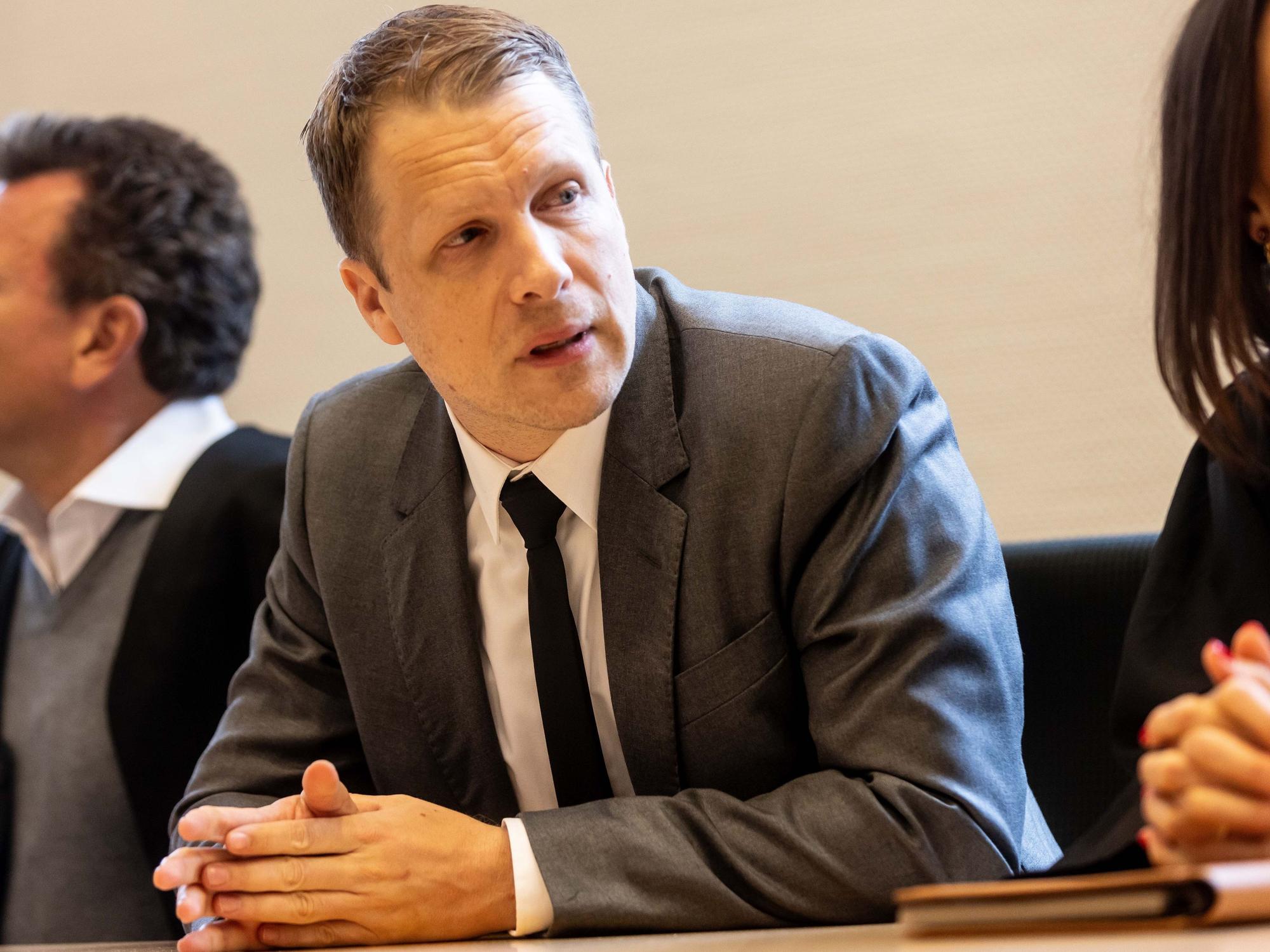 Oliver Pocher sitzt als Zeuge im Amtsgericht.