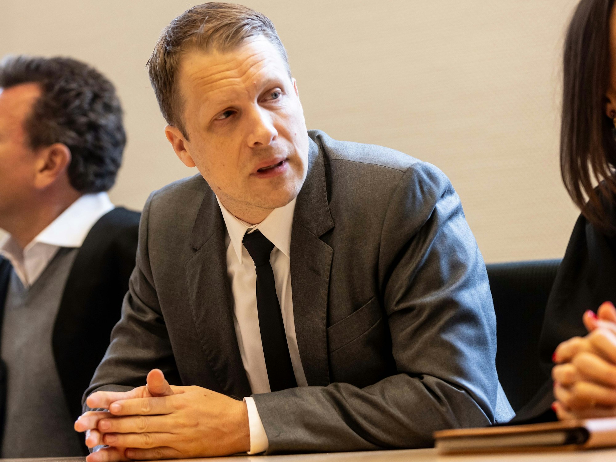 Oliver Pocher sitzt als Zeuge im Amtsgericht.