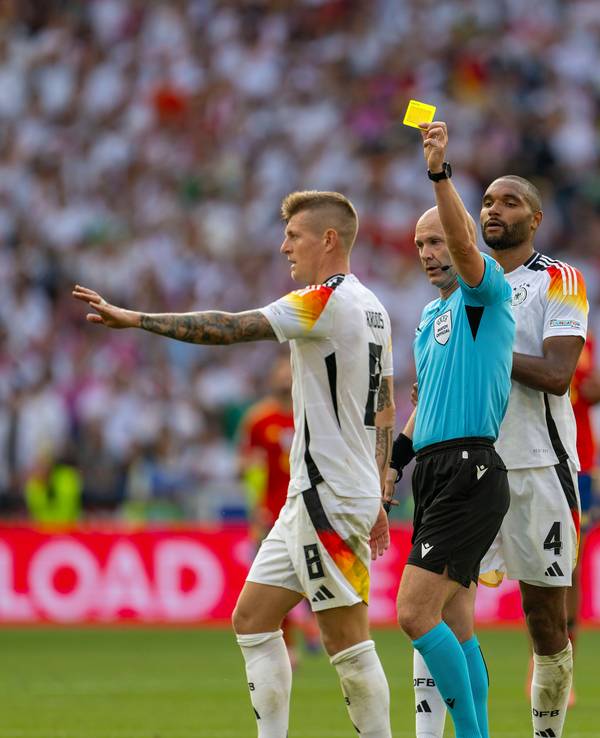 Toni Kroos wird im EM-Viertelfinale von Schiedsrichter Anthony Taylor verwarnt.