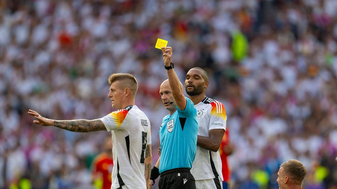 Toni Kroos wird im EM-Viertelfinale von Schiedsrichter Anthony Taylor verwarnt.