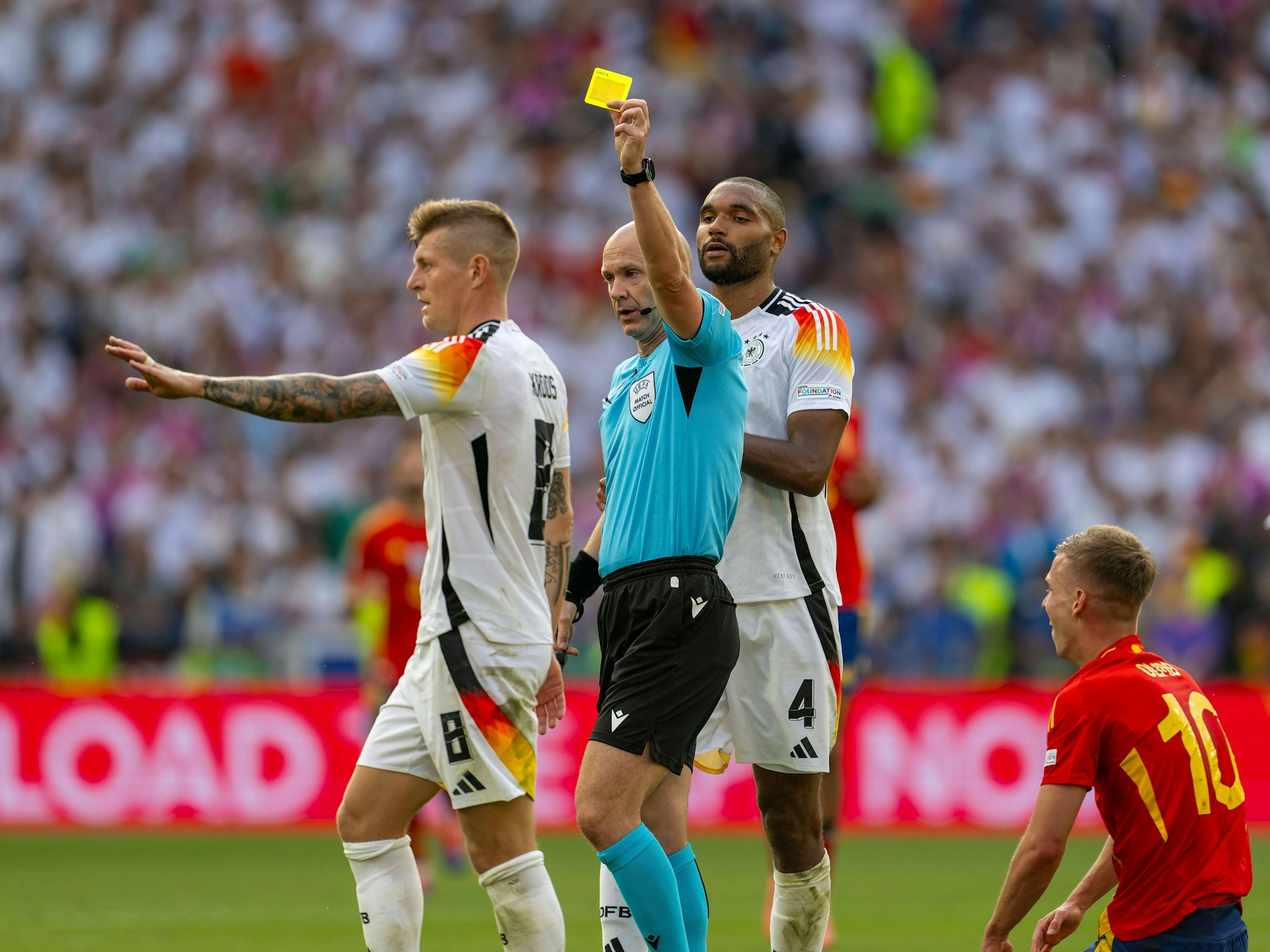 Toni Kroos wird im EM-Viertelfinale von Schiedsrichter Anthony Taylor verwarnt.